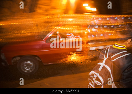 Mexiko Guanajuato Fußgänger- und LKW verschwommen Bewegung im Tunnelsystem unterirdisch Straße in Stadt Stockfoto