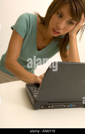 Porträt der Frau frustriert mit ihrem laptop Stockfoto