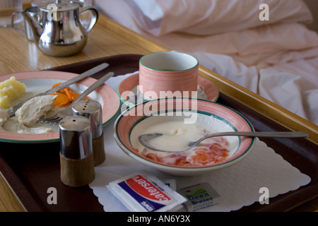 Krankenhaus Essen auf dem Bett Tablett im Bezirk Stockfoto