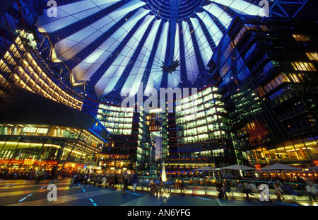 Atrium und Interieur des Sony Centers. Restaurants und Cafés unter dem Zeltdach in einer Sommernacht. Potsdamer Platz. Berlin. Stockfoto