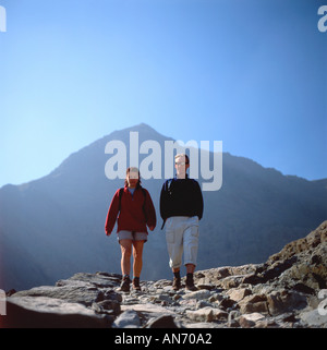 Zwei Personen, die auf einem Wanderweg spazieren, mit Blick auf Moel Siabod und den blauen Himmel im Snowdonia National Park North Wales UK KATHY DEWITT Stockfoto