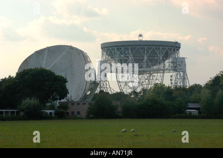 Jodrell Bank Radioteleskop Schale, nach oben in Richtung des Himmels. Stockfoto