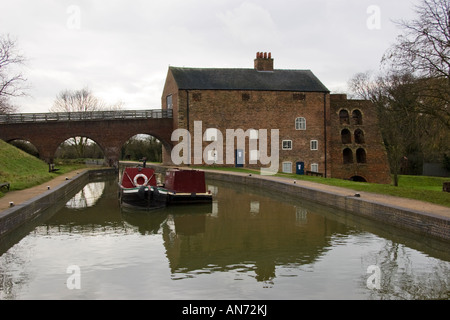 Moira Ofen und schmalen Boot, Ashby Kanal, Moira, Swadlingcote, Leicestershire, England Stockfoto