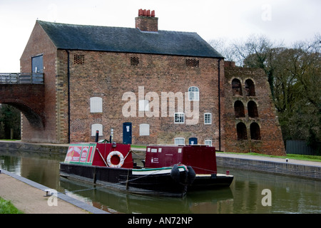 Moira Ofen und schmalen Boot, Ashby Kanal, Moira, Swadlingcote, Leicestershire, England Stockfoto