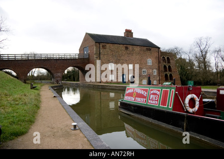 Moira Ofen und schmalen Boot, Ashby Kanal, Moira, Swadlingcote, Leicestershire, England Stockfoto