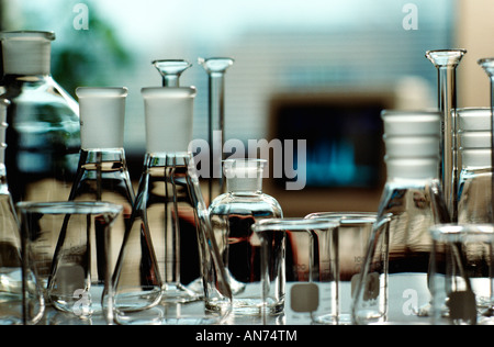 Glaswaren, bestehend aus Becher und Flaschen In Pharmaunternehmen Lab, Usa., Stockfoto