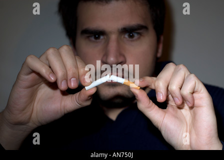 Mann mit dem Rauchen aufzuhören Stockfoto