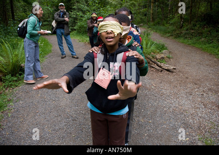 100 4. und 5. Klässler von John Muir Elementary School verbringen Sie 4 Tage im Freien und ökologische Aktivitäten. Stockfoto