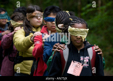 100 4. und 5. Klässler von John Muir Elementary School verbringen Sie 4 Tage im Freien und ökologische Aktivitäten. Stockfoto