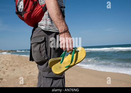 Männchen tragen Flip-Flops Stockfoto