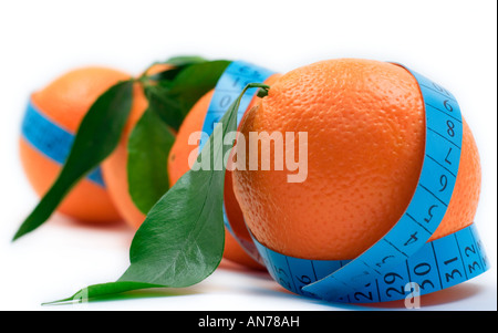 Orangen umwickelt ein Maßband Stockfoto