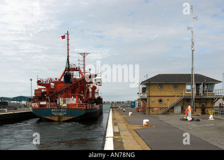 Der "Arco Dee" Bagger eine Hinfahrt durch die Schleuse in Shoreham Hafen weitergeben. Stockfoto