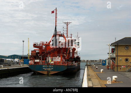 Der "Arco Dee" Bagger eine Hinfahrt durch die Schleuse in Shoreham Hafen weitergeben. Stockfoto