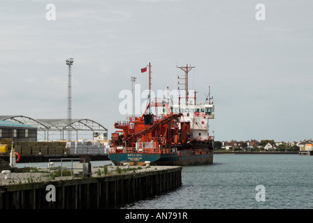 Der "Arco Dee" Bagger eine Hinfahrt durch die Schleuse in Shoreham Hafen weitergeben. Stockfoto