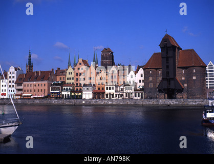 Danziger Altstadt und Kran aus über Mottlau Fluss Pommern Polen Stockfoto