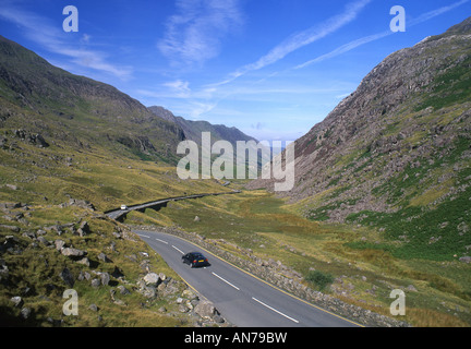 Llanberis Pass-Straße A4086 Snowdon massiv zur linken Glyderau nach rechts Straßenverkehr Berglandschaft Snowdonia North Wales UK Stockfoto