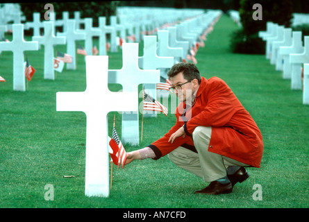 Nordfrankreich, Normandie, 'Colleville sur Mer' 'Omaha Beach' amerikanischer Militärfriedhof, 2. Weltkrieg, D Day Anniversary man with American Flags Stockfoto