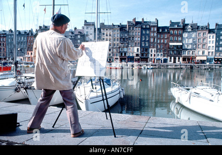 Rentner, in HONFLEUR FRANKREICH, Normandie Seniorenaktivitäten, Amateur-Maler Malerei Waterfront Szene der Altstadt "nördlich von Frankreich" französisch alt Stockfoto