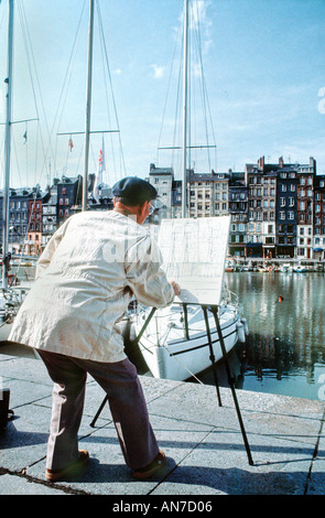 Pensionierte HONFLEUR FRANKREICH, Normandie, Seniorenaktivitäten, allein, Amateurmaler, die an Water Edge arbeiten, Rentner, französischer alter Mann, Stockfoto