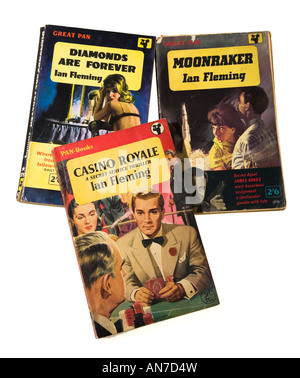 James Bond Taschenbücher mit Cover-Artwork von der 1950er Jahre früh ausgeben Stockfoto