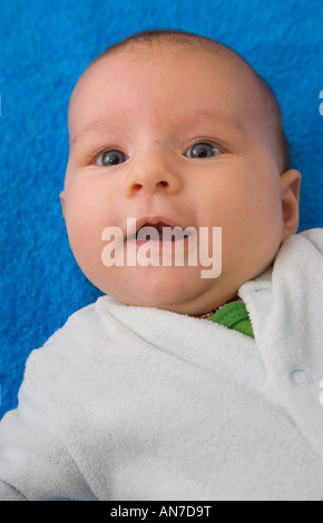 Drei bis vier Monate alten baby-Blick in die Kamera Lächeln Stockfoto