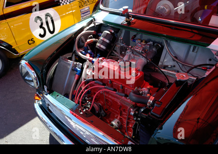 Mini Cooper Motor mit offener Haube Stockfotografie - Alamy