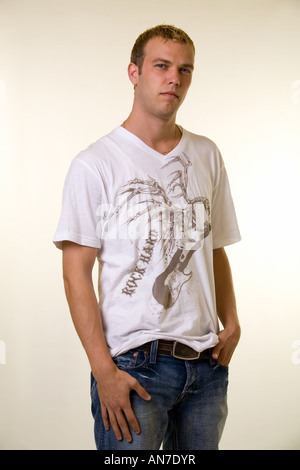 Attraktiver junger Mann mit kurzen blonden Haaren, trägt Jeans und ein t-Shirt Stockfoto