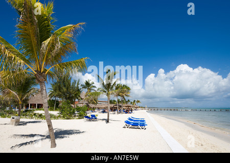 Am Strand außerhalb Hotel H10 Hacienda Maya, Riviera Maya, Halbinsel Yucatan, Quintana Roo, Karibikküste, Mexiko Stockfoto