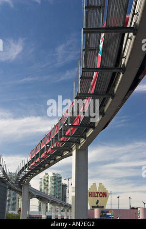 Las Vegas Einschienenbahn von unten ein roter Zug verlässt Richtung Norden Stockfoto