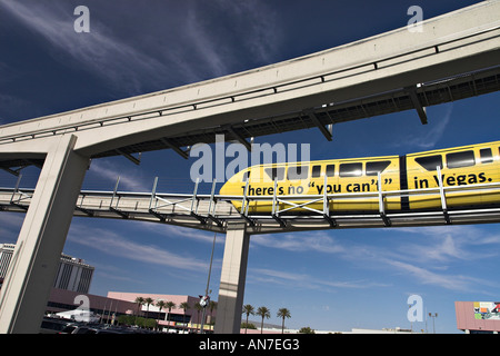 Las Vegas Einschienenbahn, umrahmt von den dual Tracks mit einer Bucht blauen Himmel im Hintergrund Stockfoto