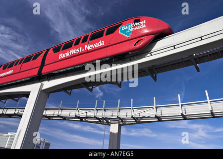 Ein roter Las Vegas Monorail Zug nähert sich die Convention Center Station auf ihre strahlend weiße Spur Stockfoto