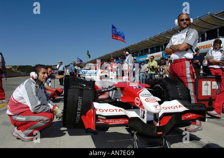 Toyota-Testfahrer Ricardo Zonta in seinem TF106 warten für Demonstration Runden auf dem Monterey Historic Automobil Rennen 2006 Stockfoto