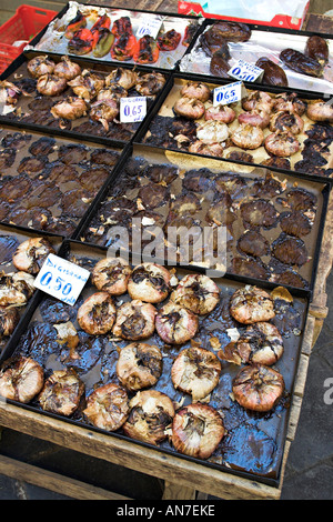 Frisch gerösteten Knoblauch noch auf den Bräter, zum Verkauf auf dem Markt Fisch-Markt-Catania-Sizilien-Italien Stockfoto