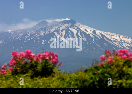 Weißem Dampf strömt aus der Gipfelkrater des Ätna Europas aktivsten Vulkan Stockfoto