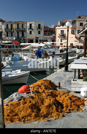 Netze trocknen A sonnigen Morgen Hafen Hafen Szene in Rethymnon Kreta Griechenland Angelboote/Fischerboote Stockfoto