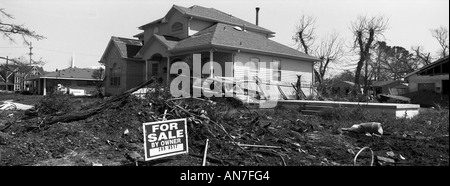 New Orleans nach dem Hurrikan "Katrina" sechs Monate. Haus zum Verkauf inmitten der Trümmer und Schutt Stockfoto