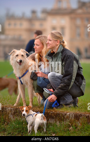 ZWEI MÄDCHEN IM TEENAGERALTER MIT IHREN HUNDEN AM TEICH BEI BADMINTON HORSE TRIALS 2006 GROßBRITANNIEN Stockfoto