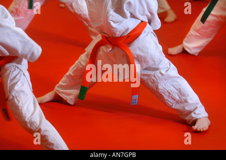 KINDER LERNEN JUDO IN EINEM JUGENDZENTRUM IN ABINGDON OXFORDSHIRE UK Stockfoto