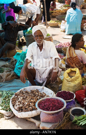 Inder, Verkauf von Produkten auf dem Markt. Puttaparthi, Andhra Pradesh, Indien Stockfoto