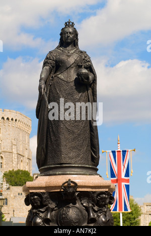 Statue der Königin Victoria in Windsor High Street Schloss Windsor Berkshire England 2006 Stockfoto