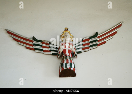 Angel of the East, die heiligste Dreifaltigkeitskirche, Blythburgh, ein mittelalterlicher, aus Holz geschnitzter Engel, neu restauriert. Suffolk, East Anglia England Stockfoto
