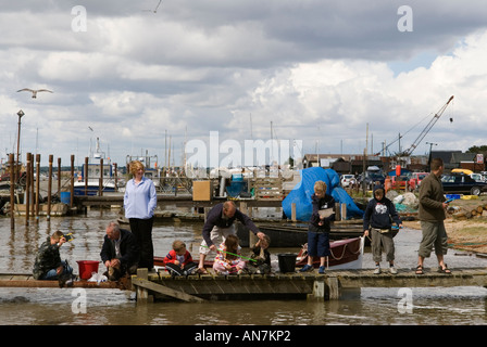 Familien Urlaub mit Kindern Southwold Verdrehungen Hafen Suffolk England Stockfoto