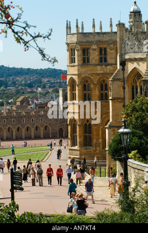 Windsor Castle Berkshire England St. Georges Chapel Menschen Touristen zwei Soldaten. HOMER SYKES AUS DEN 2006 2000ER JAHREN Stockfoto