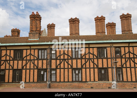 Die Kreuzgänge von Windsor Castle sind Anwesen und Gefälligkeiten auf dem Gelände der Burg. Mittelalterliches Fachwerkhaus Berkshire Stockfoto