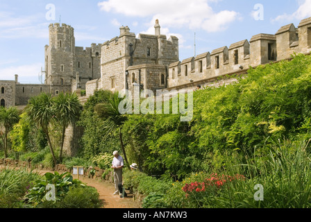 Der Wassergarten auf Windsor Castle, Wachmann in panama Strohhut, der mit einem Gärtner spricht. Berkshire England 2000er UK 2006 HOMER SYKES Stockfoto