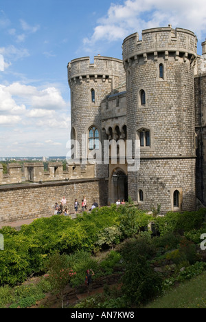 Windsor Castle, der Wassergarten und die Zwillingstürme des Norman Gate Berkshire England HOMER SYKES Stockfoto