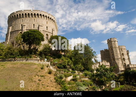 Der Wassergarten am Windsor Castle und der Round Tower. Berkshire England 2000er UK 2006 HOMER SYKES Stockfoto