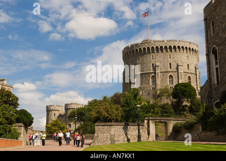 Touristen am "Windsor Castle", Berkshire England die massive Rundturm und die Zwillingstürme des Norman Gate Stockfoto