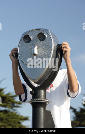 Person, die durch Münze betrieben malerische Fernglas Stockfoto