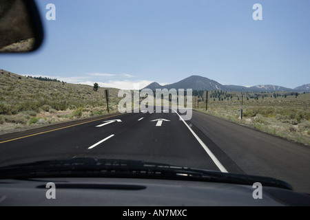 Blick auf die Sierra Nevada in Kalifornien von im Inneren eines Fahrzeugs Stockfoto